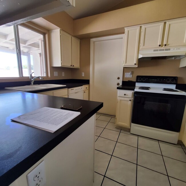 Building Photo - 3 BEDROOM CORNER LOT HOME IN CHANDLER W HU...