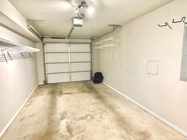 Building Photo - Quiet, Well-Maintained 2Bed/2.5Bath Home – Prime Fayetteville Location!