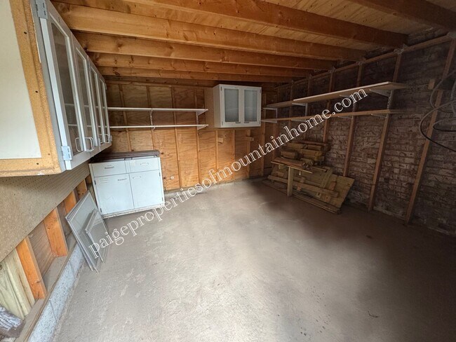 Building Photo - Charming 3 Bedroom, 2 Bath Home with Sunroom, Garage & Privacy-Fenced Yard