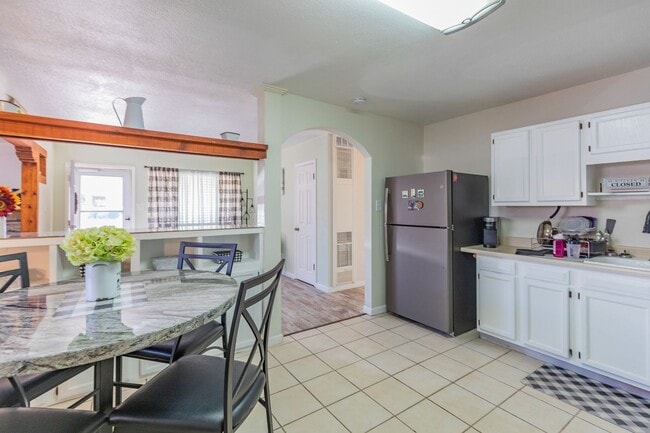 Building Photo - Super cute updated home!