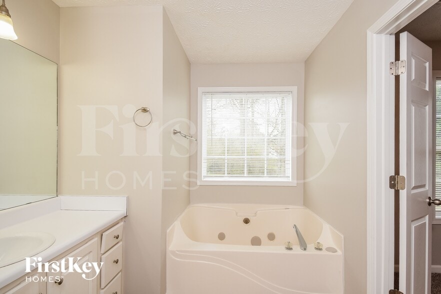 Building Photo - 12 Triangle Ln