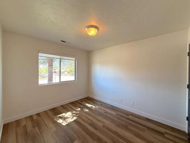 Building Photo - 3 bed, 2 bath home with 2 car garage