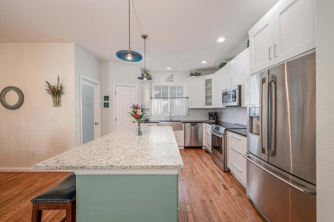 Building Photo - 4220 Ravenna Pl