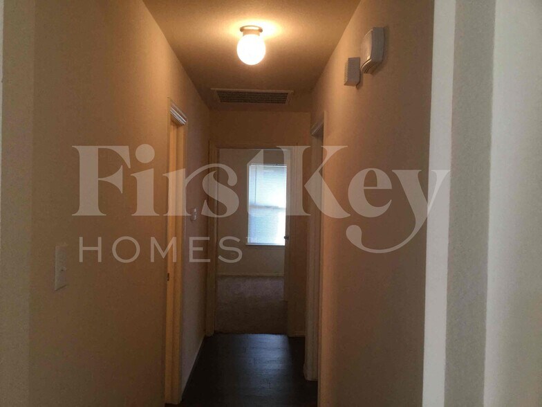 Building Photo - 611 Hilton Dr