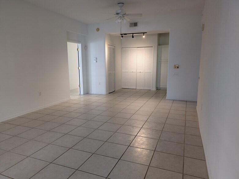 Building Photo - 4202 Central Sarasota Pky