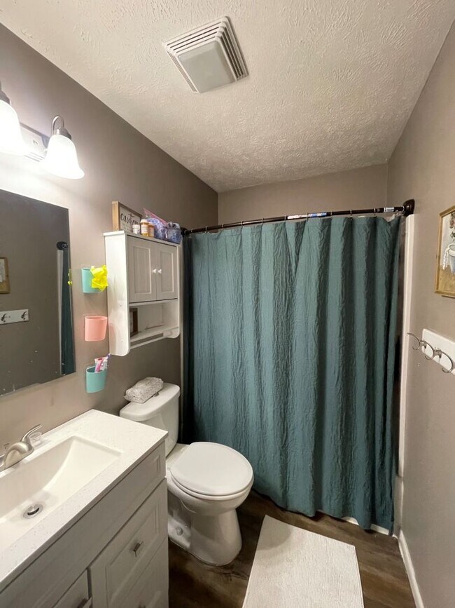 Building Photo - Home For Rent Bellevue.