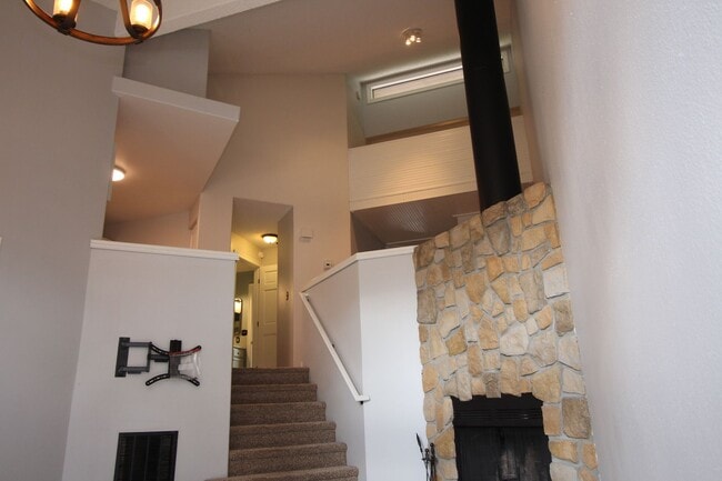 Building Photo - Adorable 2bdrm 1 bath townhome in Desirabl...