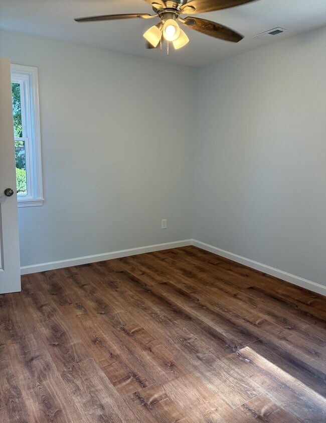 Building Photo - Spacious & Fully Renovated 4-Bedroom Home ...