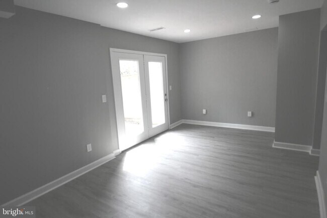 Building Photo - 1029 Kings Ct