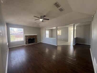 Building Photo - 6101 9th Dr