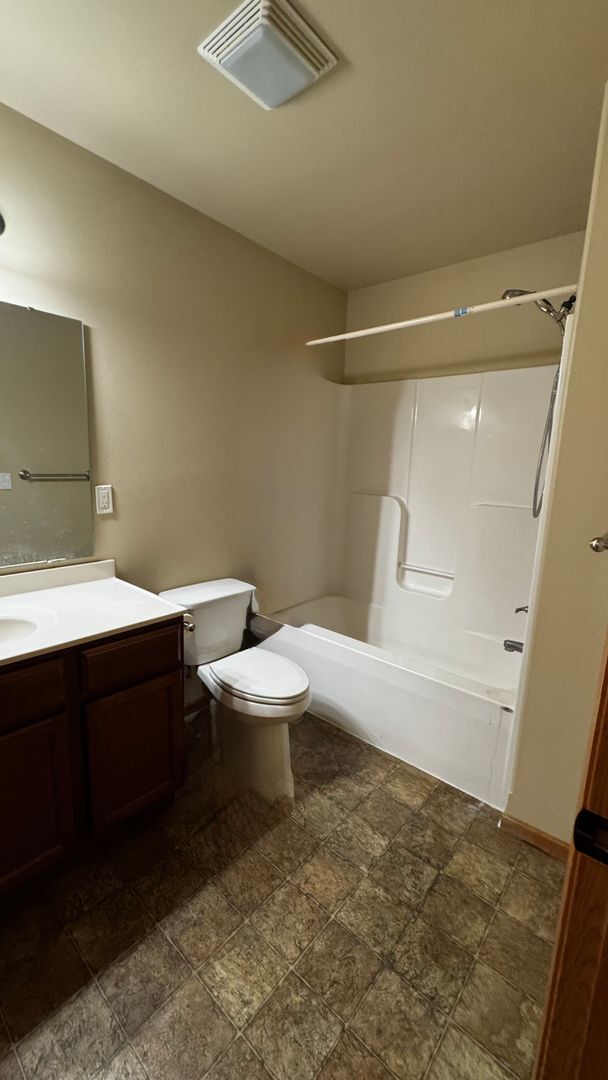 Building Photo - Coralville 4 Bedroom 4 Bath 3 Level Town H...