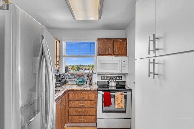 Building Photo - 1421 S Ocean Blvd