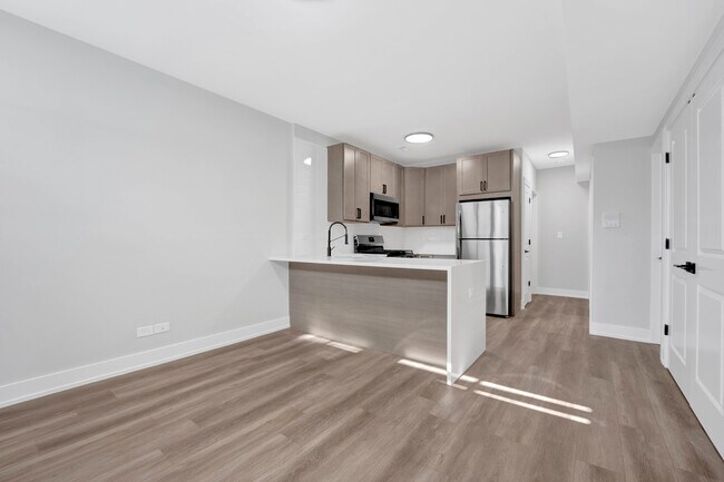Building Photo - 2142 S Fairfield Ave