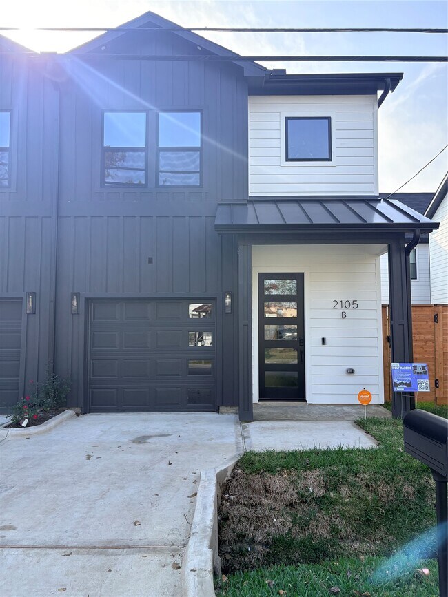 Building Photo - 2105 Esther Dr