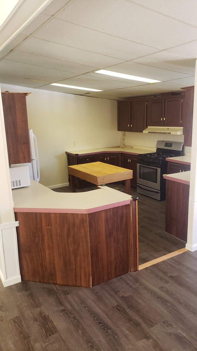 Kitchen - 140 Hoag Cross Rd