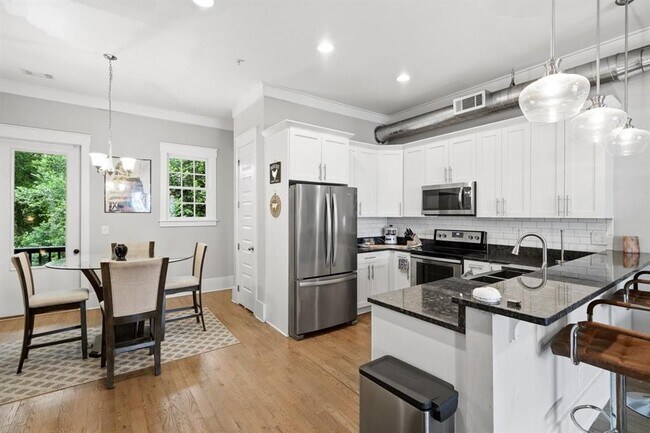 Building Photo - 3371 Dogwood Dr