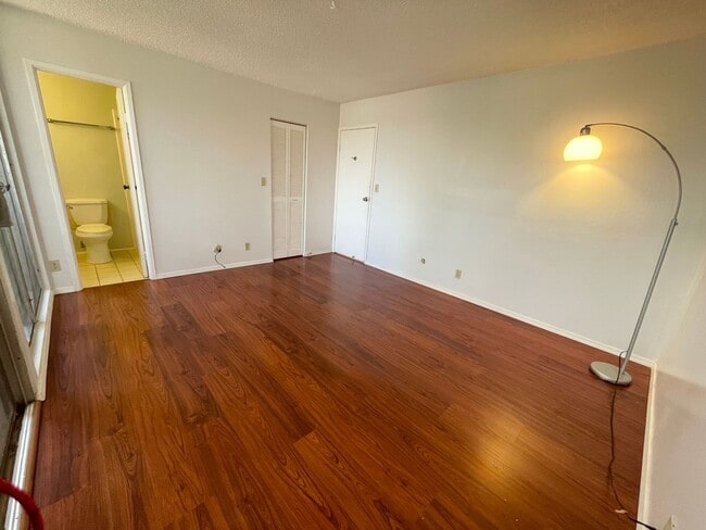 Building Photo - Well Maintained 3 Bed, 2.5 Bath Townhome i...