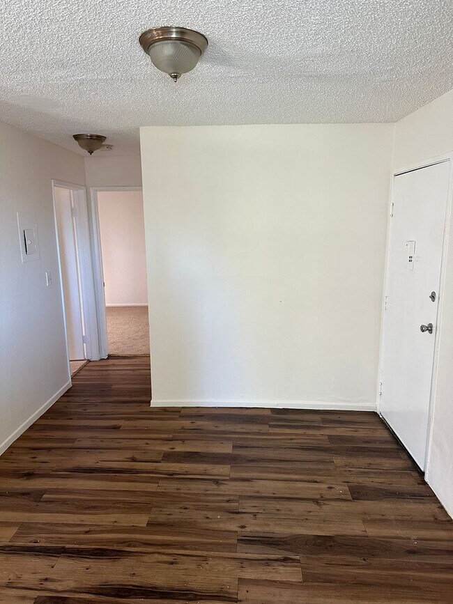 Building Photo - 2-Bedroom First-Floor Condo with Utilities...