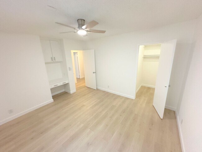Building Photo - 3 PEAT - Huge, spacious, enormous - 2BD/2BA with parking. Chatsworth Adjacent!