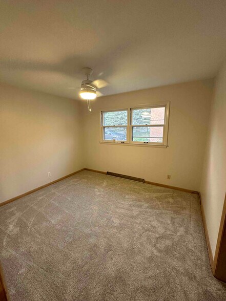 Building Photo - 1121 Summit Ave