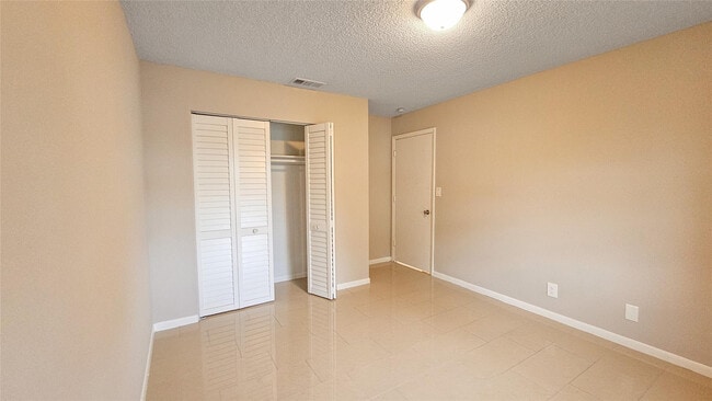 Building Photo - 416 Lakeside Dr