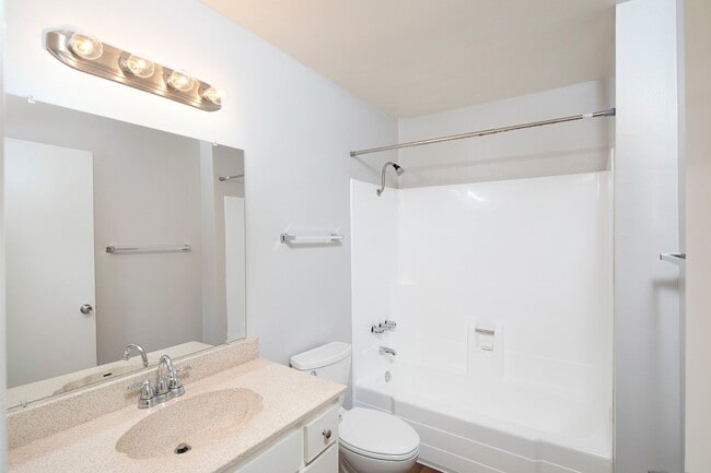 Building Photo - El Cajon 2 Bed/1 Bath in Gated Community with AC, Large Patio, and Parking