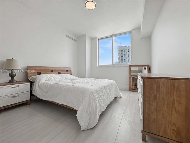 Building Photo - 1755 E Hallandale Beach Blvd