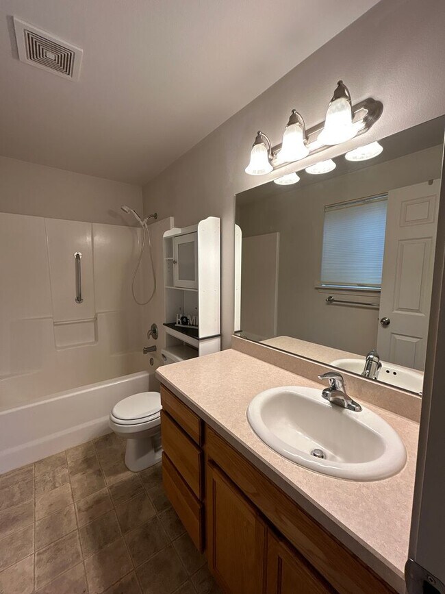 Building Photo - 3 Bedroom / 2 Bathroom Home in SE Madras