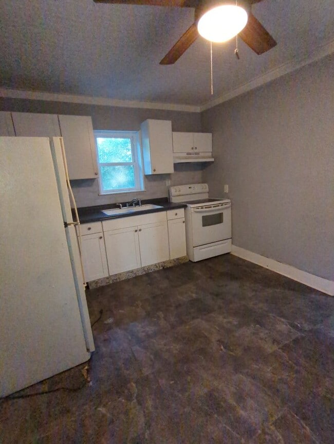 Building Photo - 2 Bedroom House  in Rossville/East Ridge