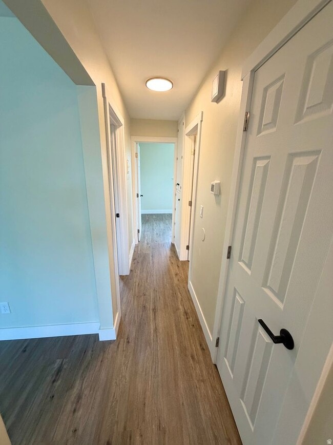 Building Photo - Modern & Updated Living in the Heart of Draper