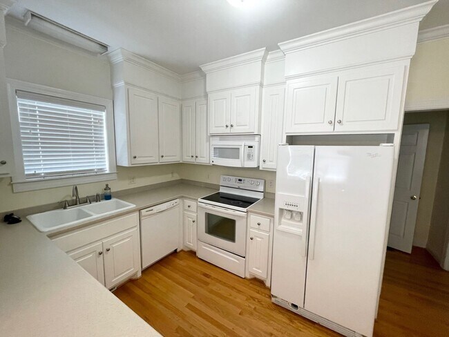 Building Photo - Nice Home located in Rosewood area and clo...