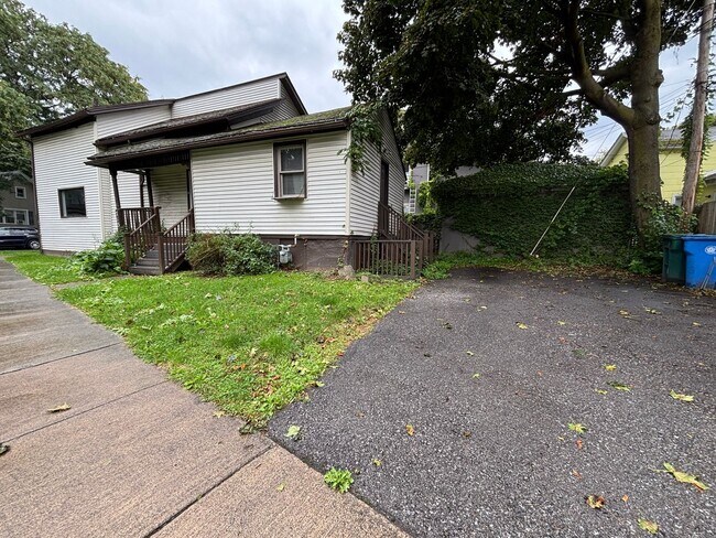 Building Photo - 3 Bedroom 1 Bath  - Single Family Home!