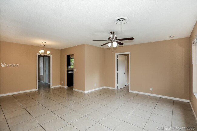 Building Photo - 351 SW 31st Ave