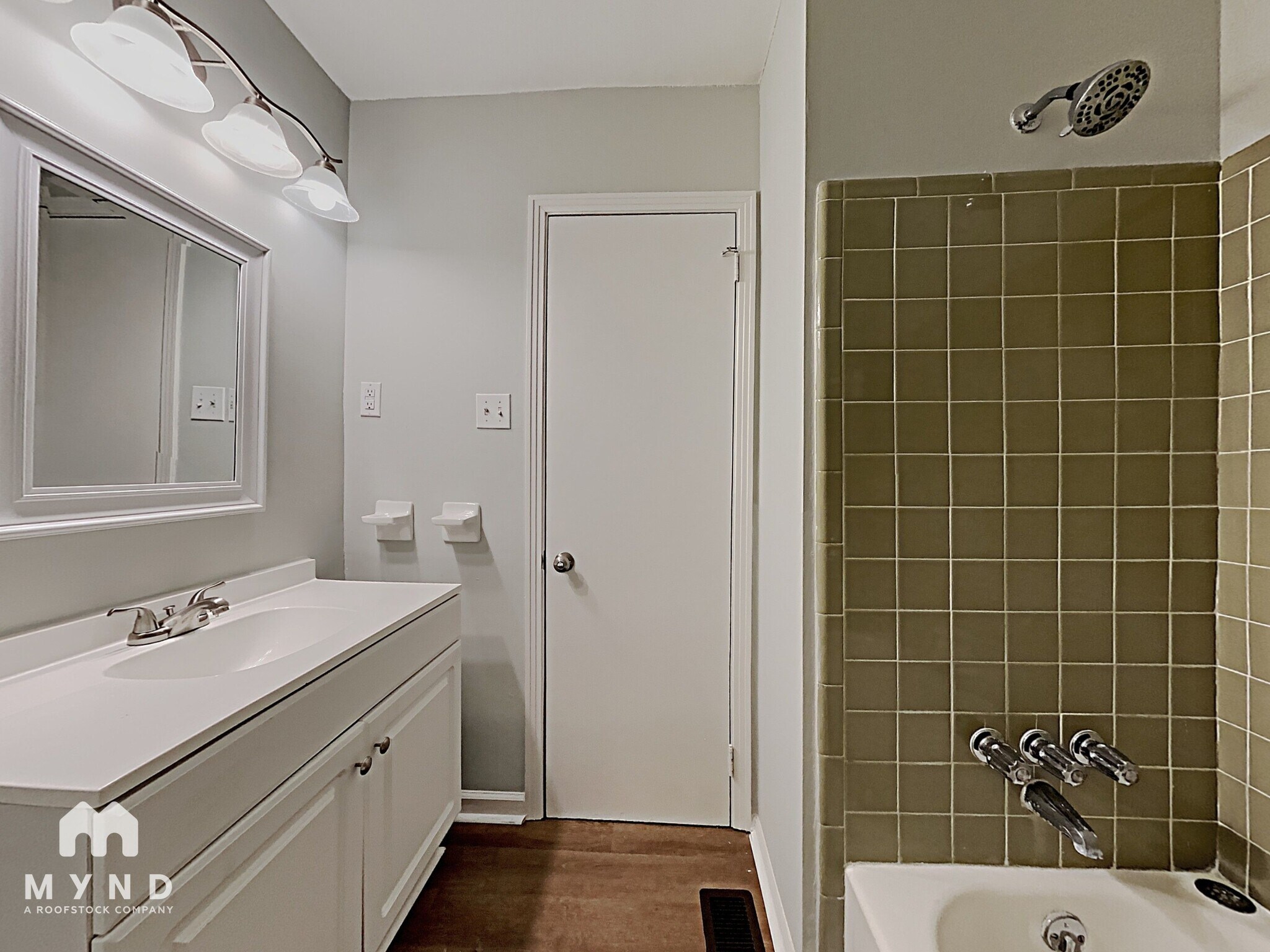 Building Photo - 2624 Garry St