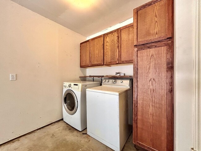 Building Photo - Bright and Comfortable 3BR/2BA Home with Garage & Backyard