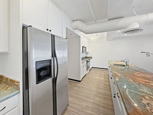 Building Photo - Stunning 1B/2BA Loft w/ Original Mural by ...