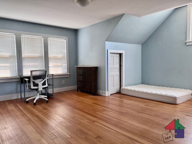Building Photo - 88 Buell St