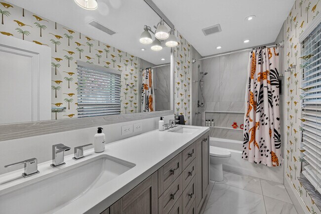 Building Photo - 3109 NE 42nd Ct