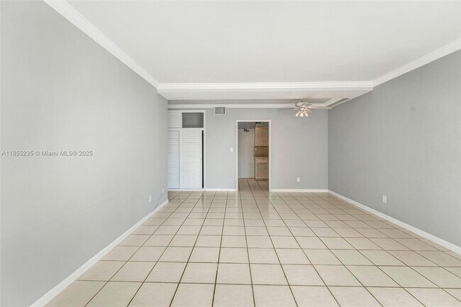 Building Photo - 1430 Brickell Bay Dr