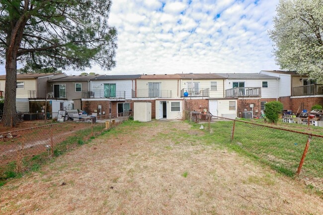 Building Photo - Bright, Updated & Prime Location!