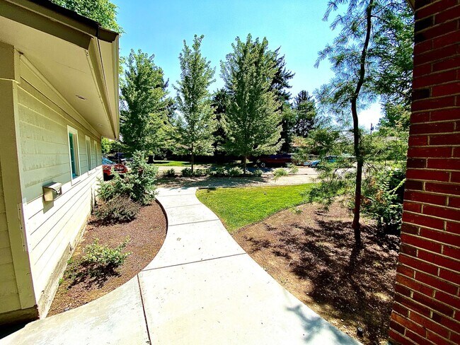 Building Photo - 4 Bedroom 2.5 bath on Central Rim minutes from downtown