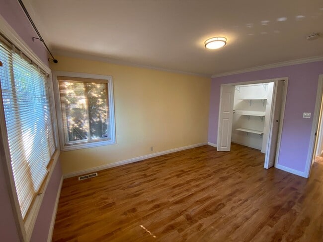 Building Photo - REDWOOD CITY - Beautifully Updated 3BR/2BA