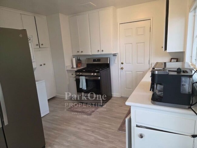 Building Photo - Super Cute Carmel Home Available for Long ...
