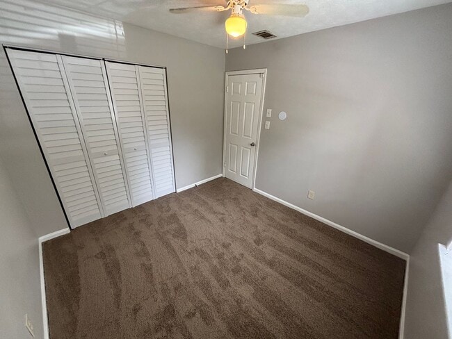 Building Photo - Beautiful 3 Bedroom Townhouse!
