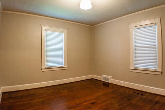 Building Photo - 1245 S Hawthorne Rd