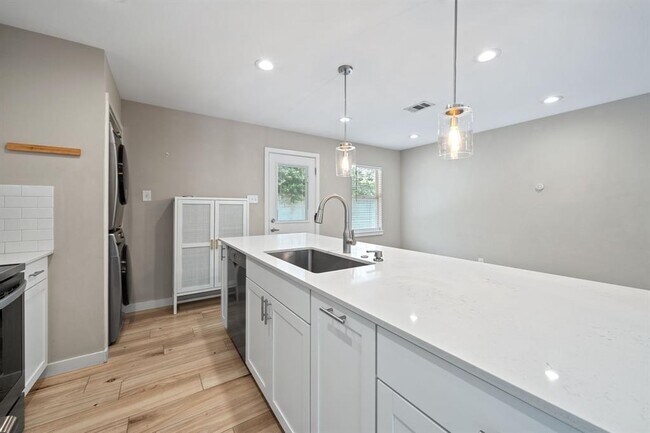 Building Photo - 6707 Columbia Dr