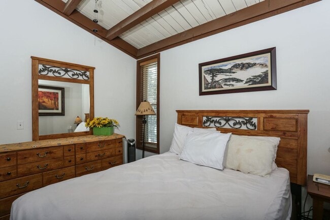 Building Photo - 2 Bedroom in Wildernest!  Summer lease!