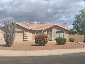 Building Photo - Location, Location, Location Gilbert 3+Den, 2 Bath, 2CG.