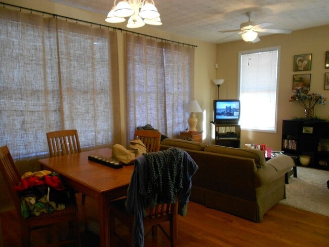 Building Photo - Large 4 Bedroom Home, so close to campus!