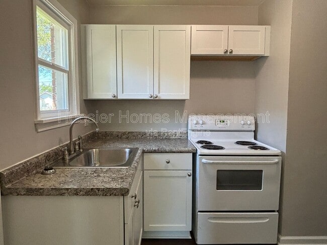 Building Photo - 932 N Leland Ave